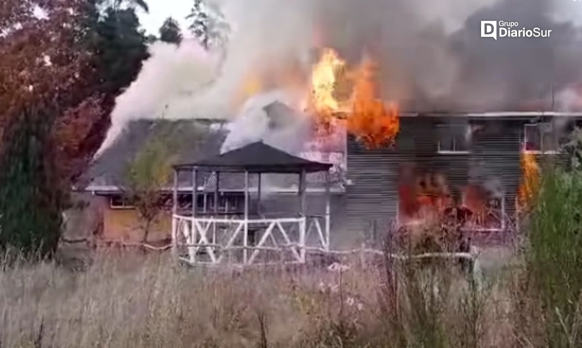 Bomberos de Valdivia concurren a incendio en Cayumapu