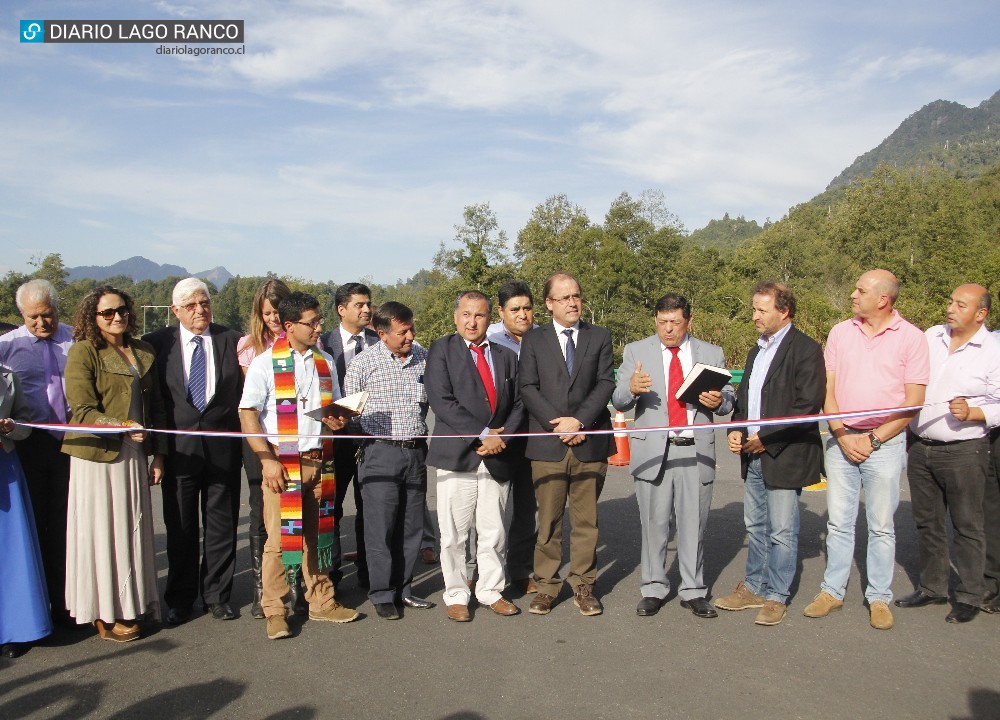 Ministro Undurraga inauguró esperada ruta que une Lago Ranco y Calcurrupe