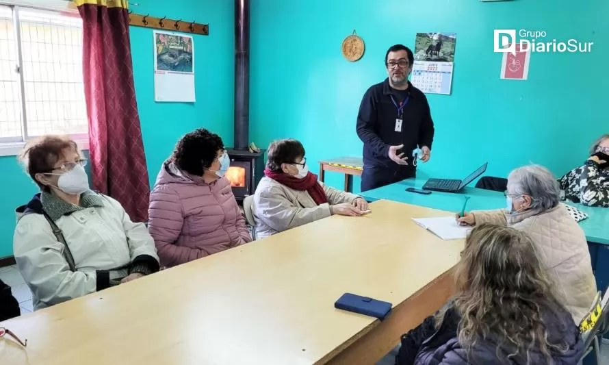 Adultos mayores de Valdivia acceden a la alfabetización digital