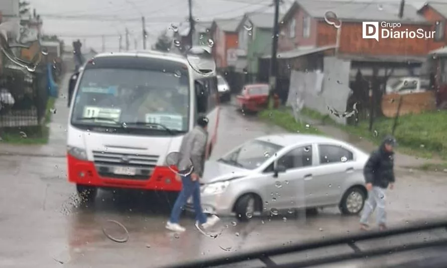 Se reporta nueva colisión entre microbus y vehículo particular en Valdivia