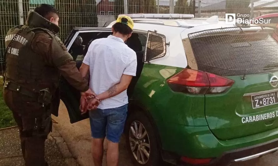 Persiguen y detienen a sujeto tras robar especies desde un vehículo en Valdivia