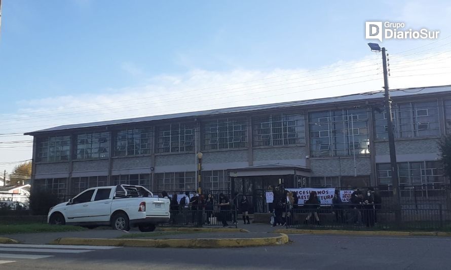 Alumnos exigen mejores condiciones en Liceo Bicentenario de Valdivia