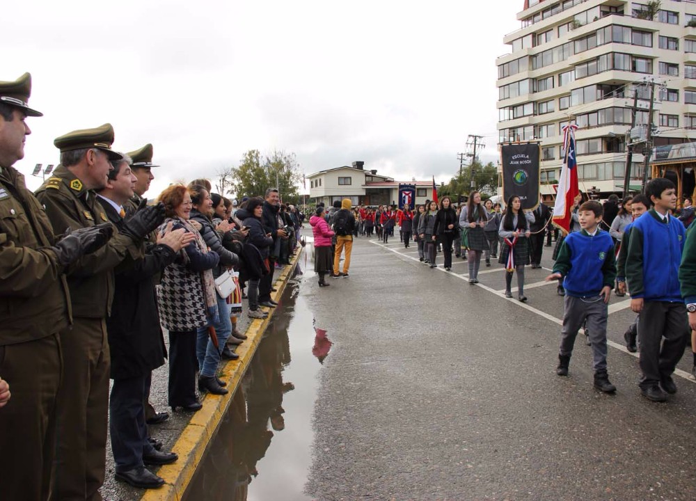 Escolares de Valdivia rindieron homenaje a Carabineros 