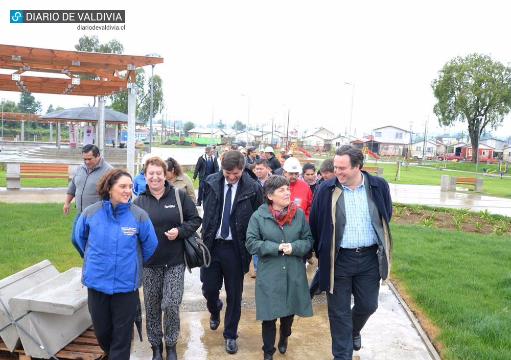 Ministra Saball visitó obra que unirá Guacamayo con el centro de Valdivia