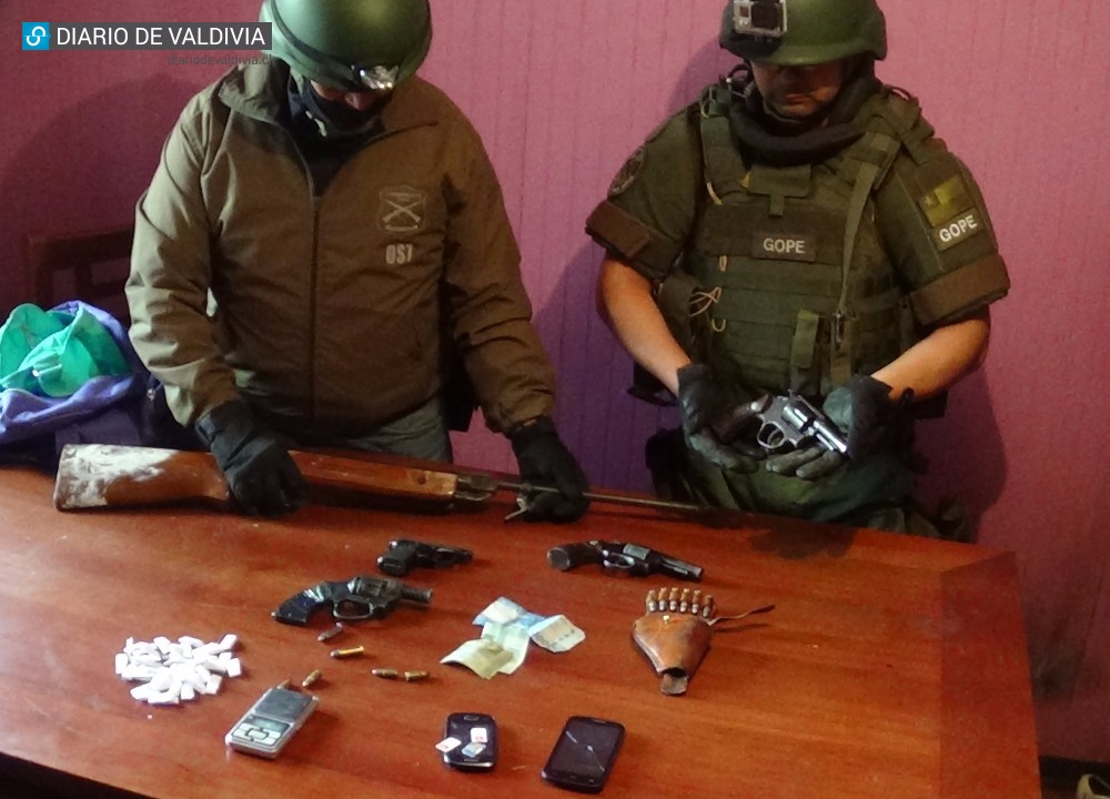 Valdivia: descubren a madre y sus hijos con armas y drogas