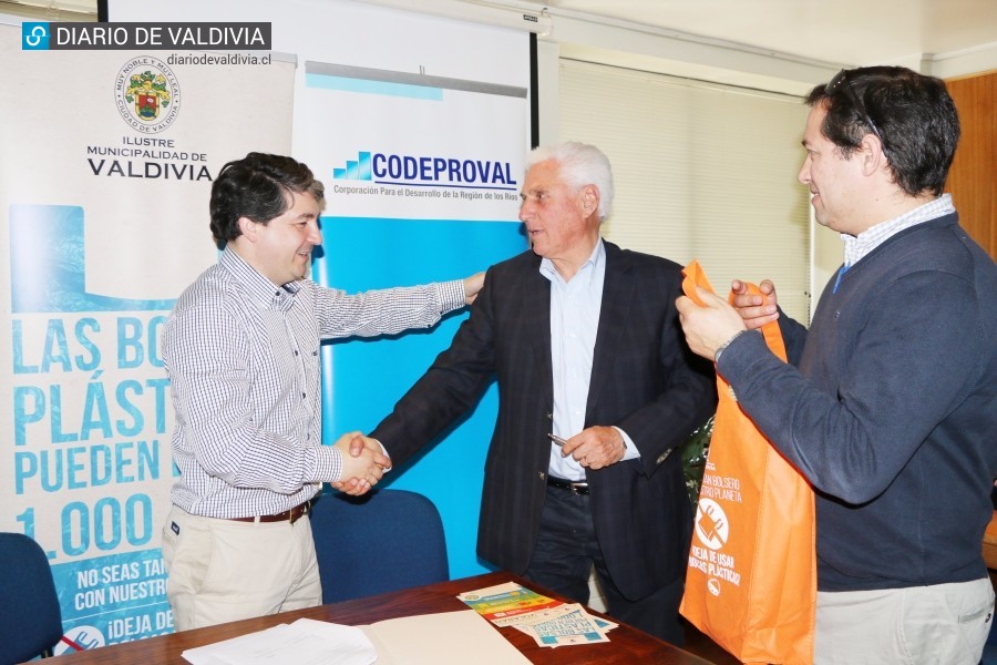 Acuerdo para reducir bolsas plásticas en Valdivia sigue sumando apoyos