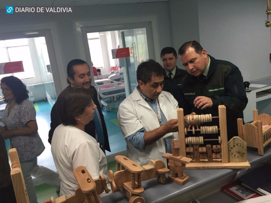 Internos de Complejo Llancahue regalaron juguetes al Hospital Base de Valdivia