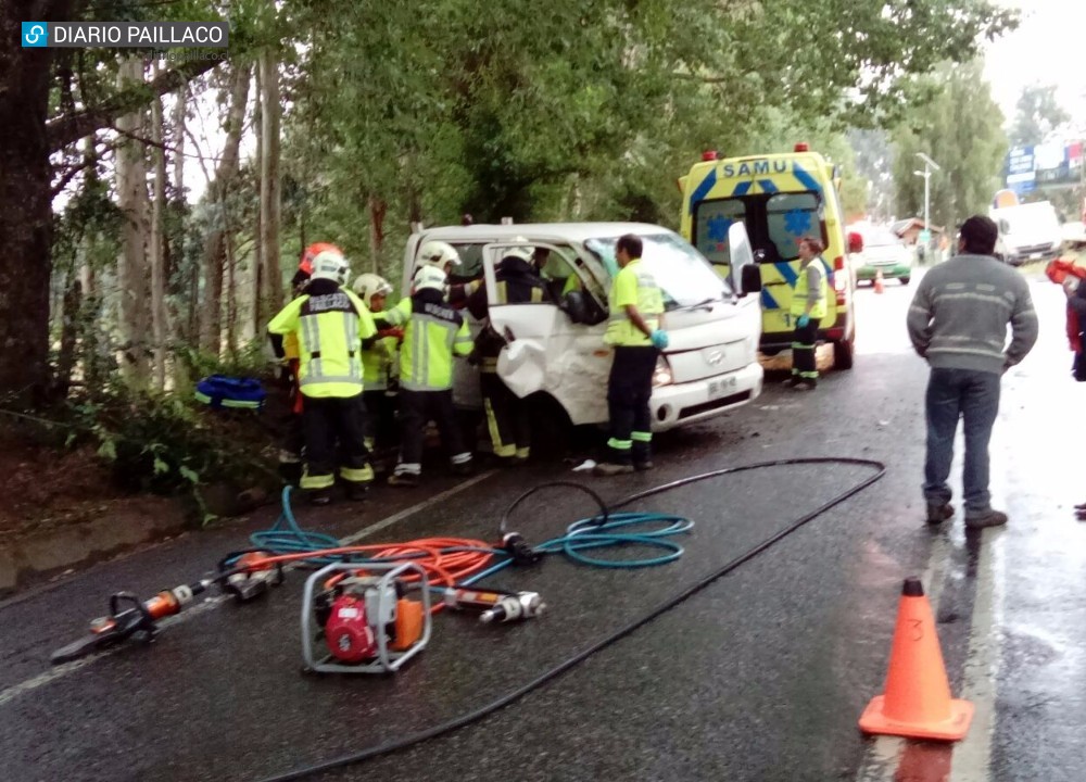  Camioneta chocó árbol en el cruce de Manao