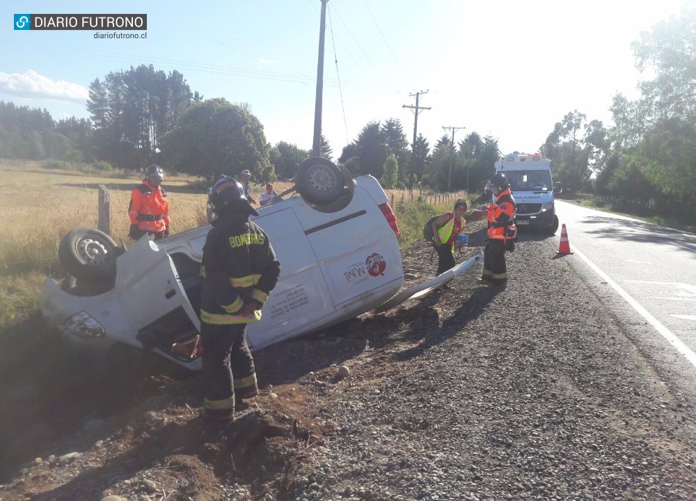 Dos comerciantes resultaron lesionados  tras volcar su vehículo camino a Futrono