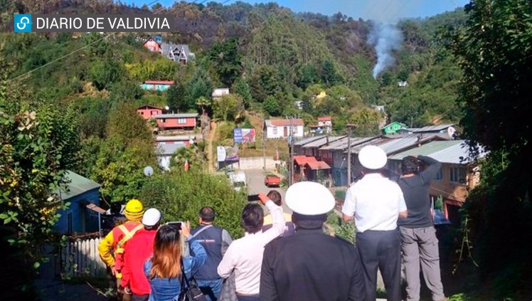 Incendio en Corral se mantiene activo, pero en retroceso: llega helicóptero de la Onemi