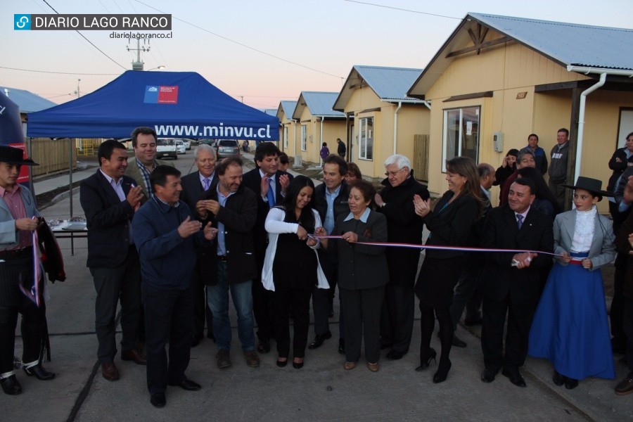 Viernes de felicidad en Lago Ranco: 169 familias recibieron su casa propia