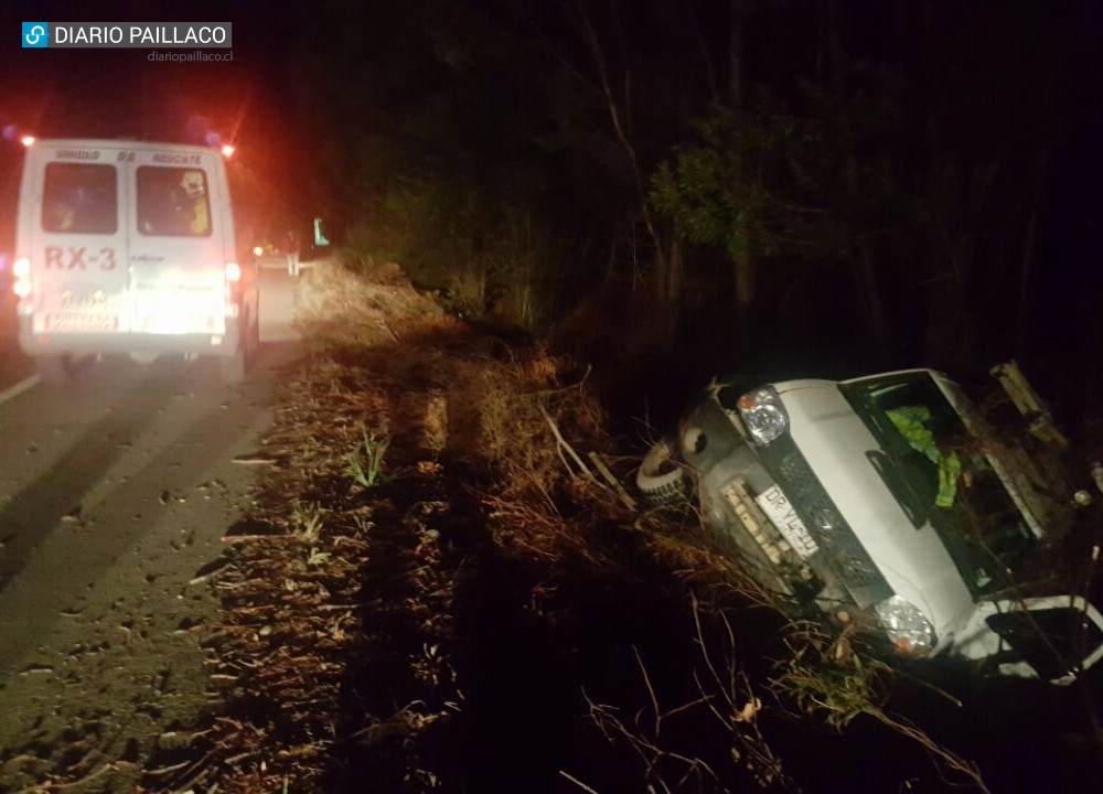  Camioneta cargada de leña volcó a pocos kilómetros de la ciudad Paillaco