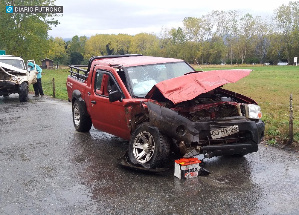 Jeep y camioneta colisionaron de frente en el sector de Coique