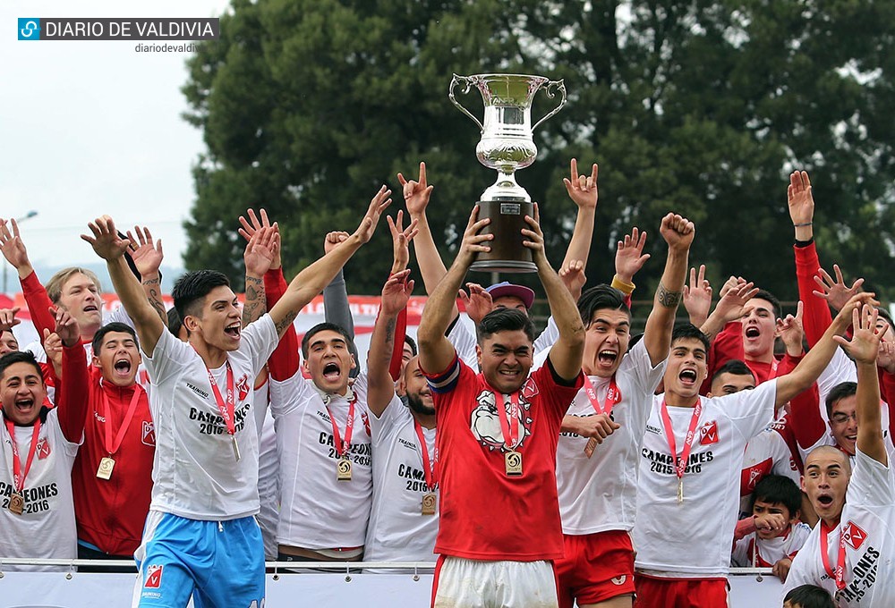 El Calle Calle de fiesta: Valdivia goleó y es campeón de la Segunda División