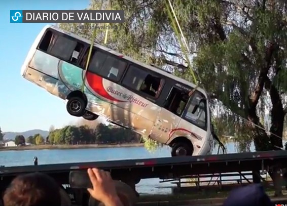 Tras 26 horas bajo el agua, Bus Riñisur fue rescatado en una impecable operación