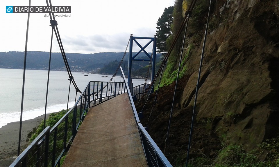 Derrumbe desplomó pasarela peatonal de la playa Grande de Niebla