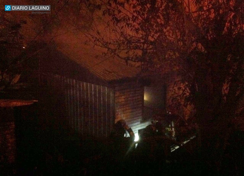 Los Lagos: Rápida maniobra de bomberos evitó propagación de incendio en calle Quinchilca