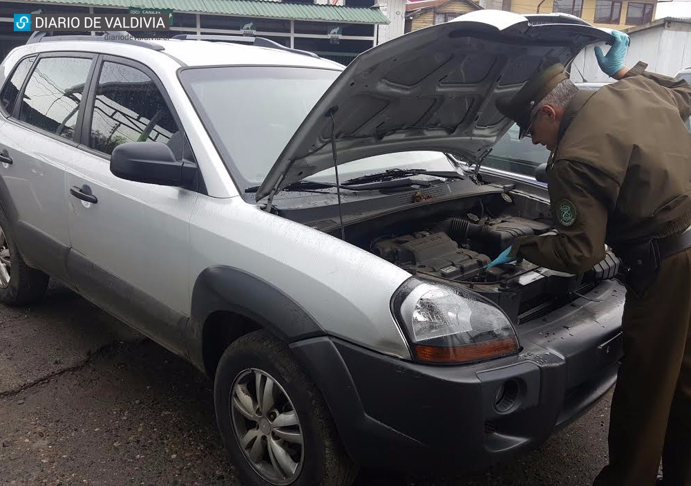 Persecución policial permitió captura de dos sujetos y recuperar vehículo robado el 31 de mayo en Santiago