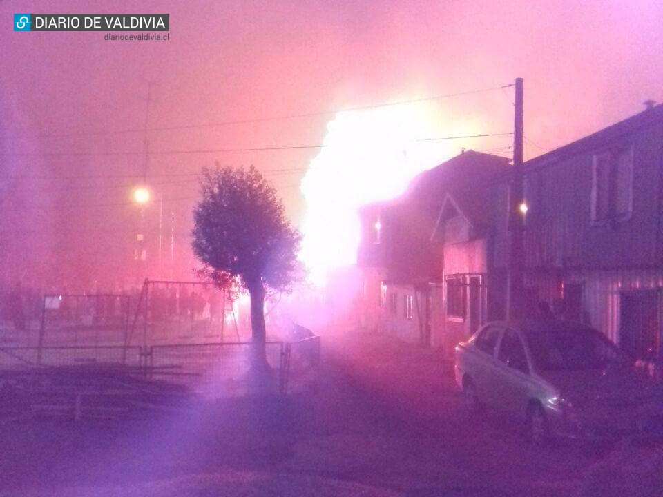 Incendio de gran magnitud afecta a vivienda de población Arica en Valdivia