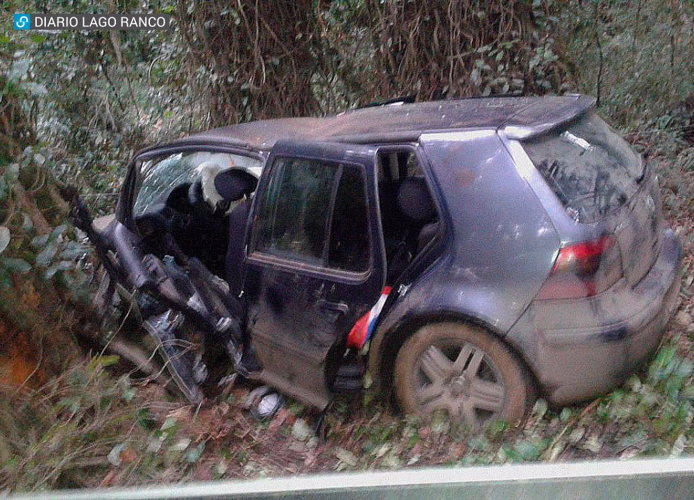 Lago Ranco: Dos heridos graves dejó choque de auto con un árbol del Bosque Quillín