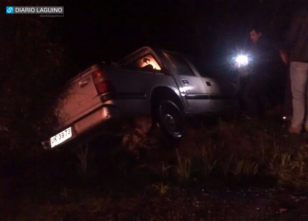 Vehículo quedó semi volcado en la ruta 5 Sur