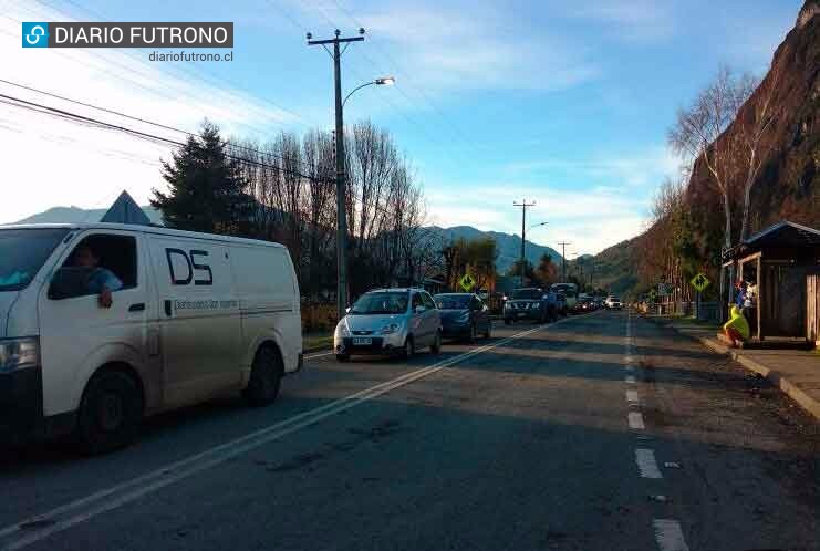 Tras una hora de bloqueo, fue restablecido tránsito vehicular en Llifén