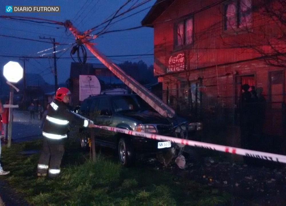 Accidente vehicular mantiene sin luz  a parte de Futrono