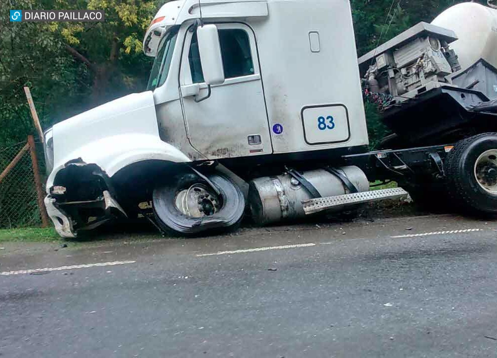 Choque frontal entre camión de combustible y automóvil en Cuesta El Cero