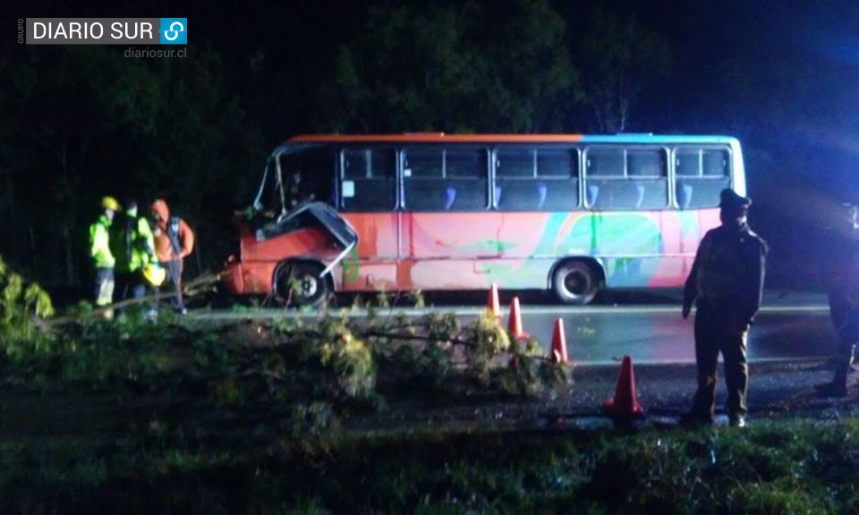 Lanco: Hombre es atropellado mientras ayudaba a retirar un árbol de la vía