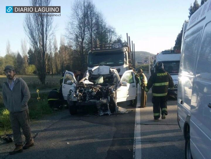 Los Lagos: Fuerte colisión vehicular en ruta 5 dejó un herido con fractura expuesta