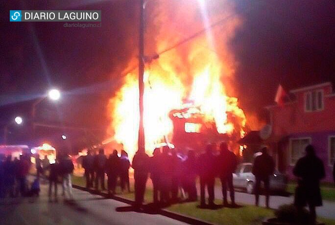 Fuego consumió antigua y tradicional casa en Antilhue