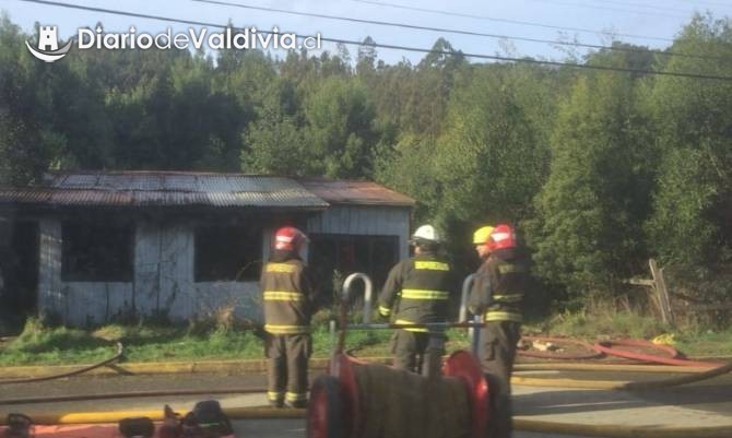 Incendio consumió inmueble en acceso sur a Valdivia