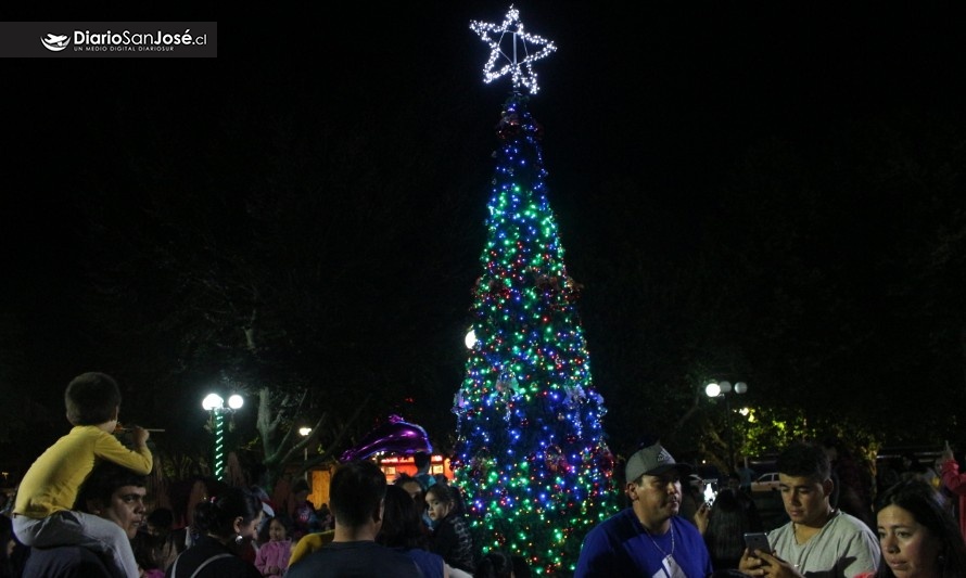 Aires navideños se sienten en Mariquina tras Encendido del Árbol de Navidad