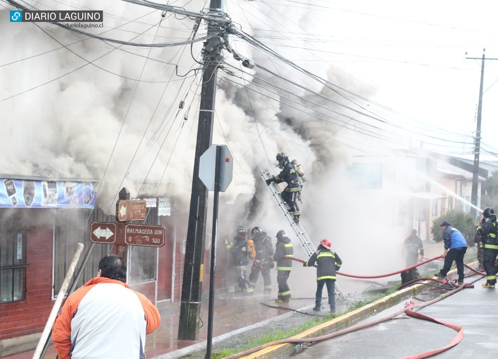 Incendio en el centro de Los Lagos consumió cinco locales comerciales y dos viviendas