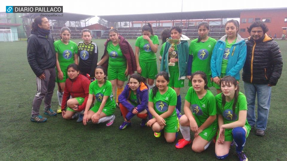 Damas del Colegio Cardenal Raúl Silva Henríquez son vicecampeonas regionales del fútbol escolar