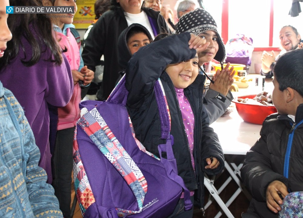 Alumnos de Los Pellines recibieron mochilas y útiles escolares tras incendio en su escuela