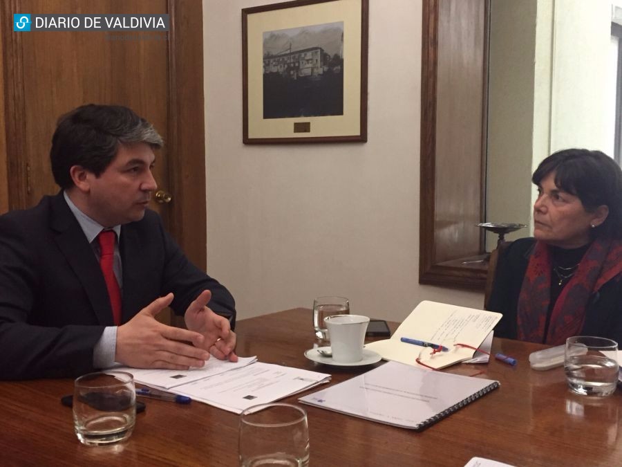 Alcalde Sabat pidió intervención del Minvu por hoyos en calles de Valdivia