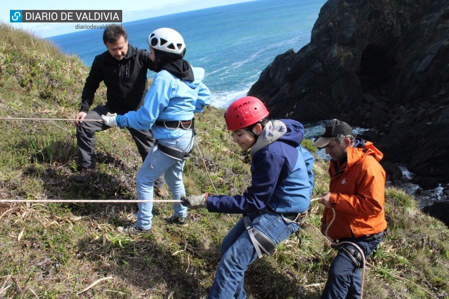 Estudiantes participaron de taller de escalada en Curiñanco