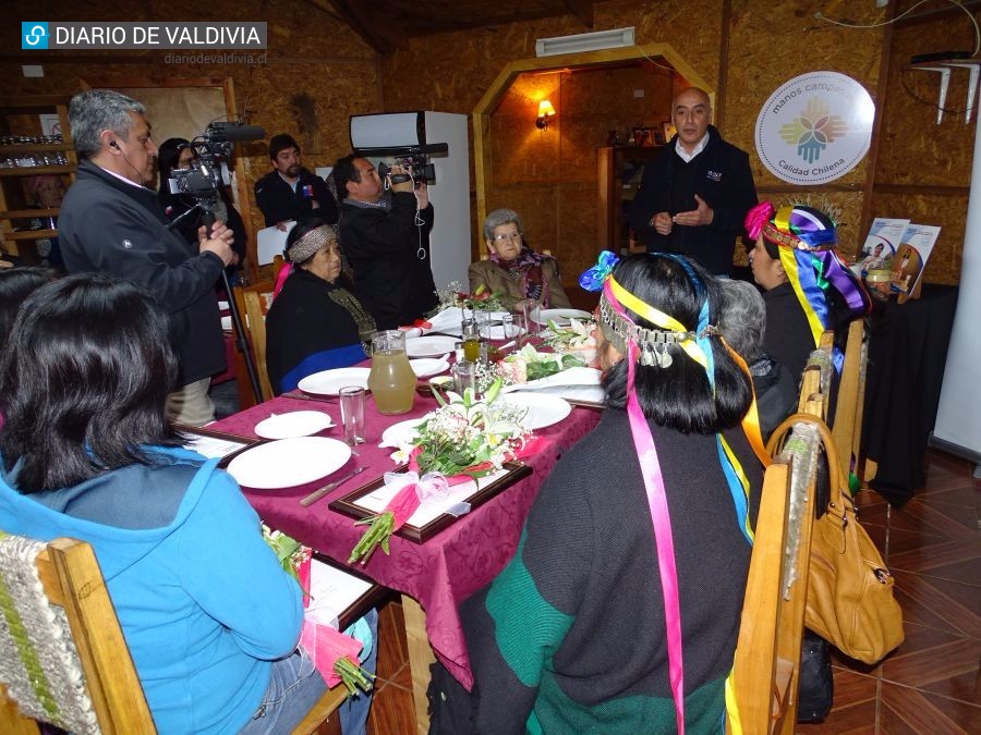 Mujeres de Panguipulli, Mariquina y Río Bueno recibieron el sello "manos campesinas" de Indap