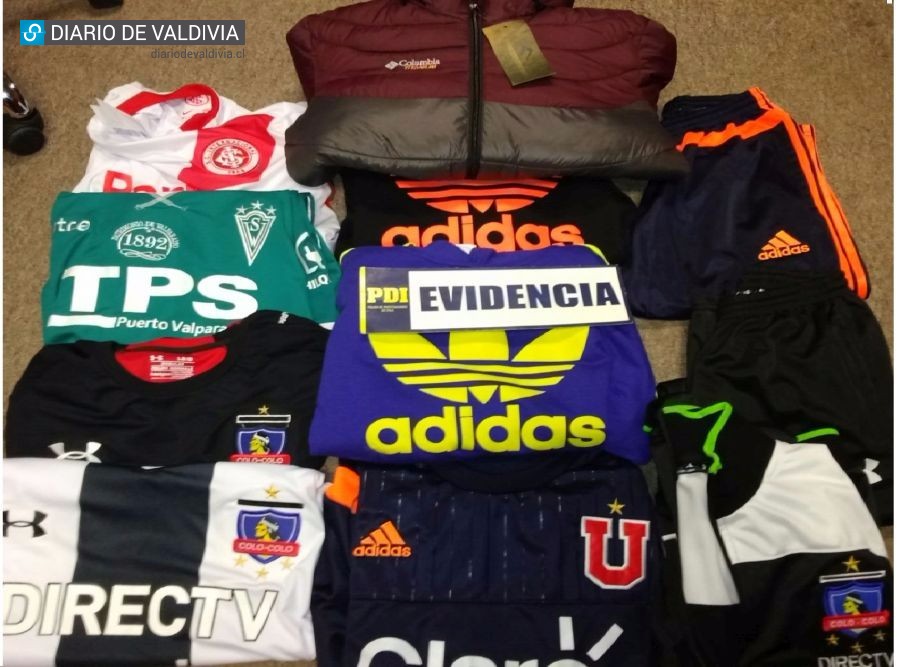 Detienen a locatarios que vendían ropa falsificada en la feria persa de Valdivia