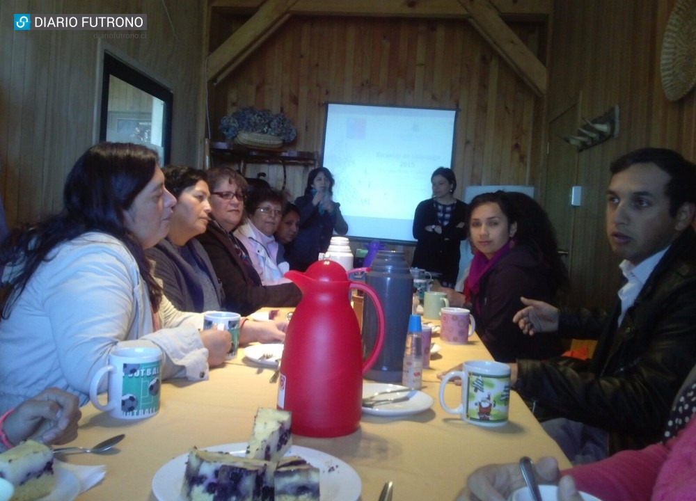 20 futroninas participan en Escuela de Liderazgo del Sernam