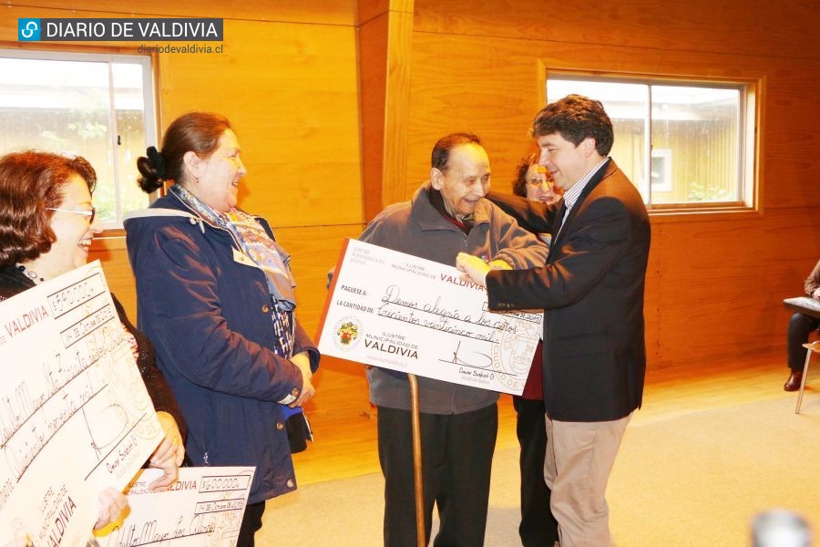 23 organizaciones de adultos mayores de Valdivia recibieron fondos municipales