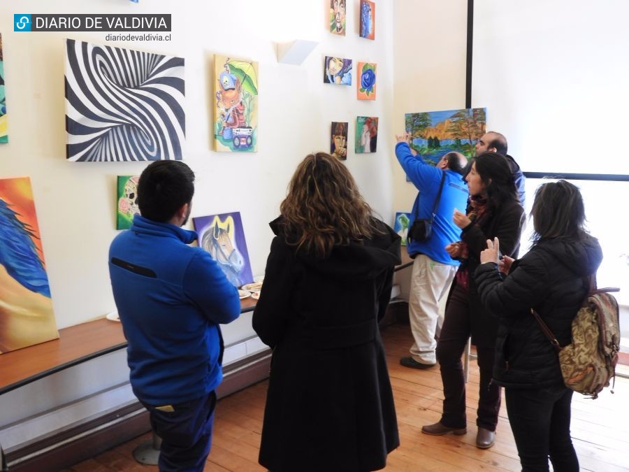 Jóvenes del centro de justicia juvenil de Valdivia exponen sus obras de arte