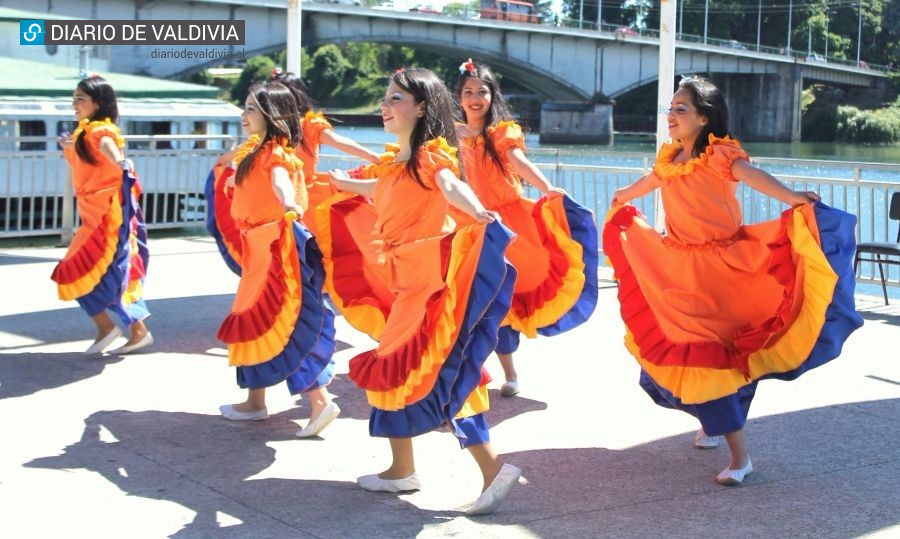 Ballet folclórico de la escuela de Niebla realiza gira por Santiago 