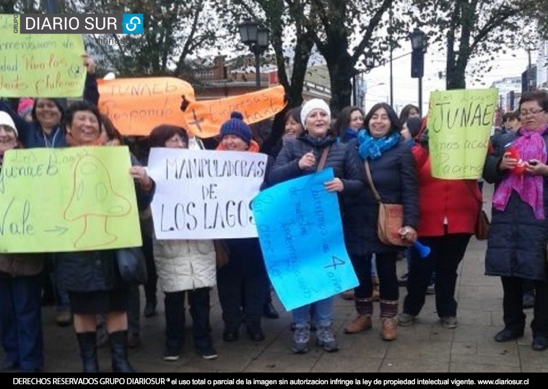 Manipuladoras de alimentos llegaron a acuerdo con JUNAEB tras movilización del miércoles