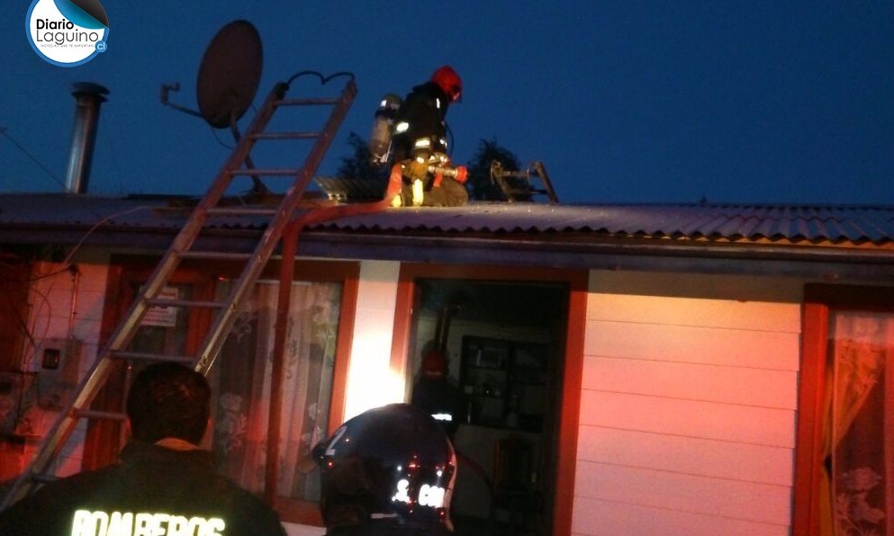 Rápida acción de dueña de casa y bomberos evitó propagación de incendio en Los Lagos