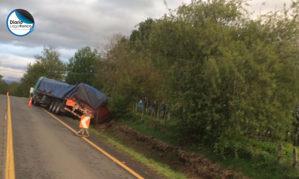 Río Bueno-Lago Ranco: Camión con media carga volcada bloquea parcialmente el tránsito