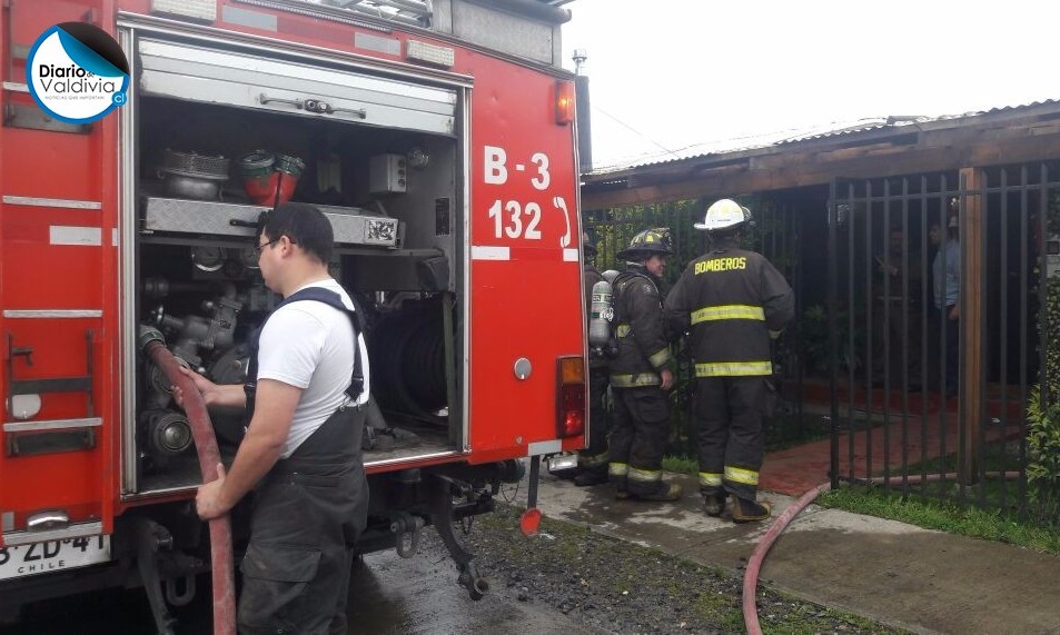 Bomberos rescató a mujer que se ocultó en el baño ante la amenaza de incendio