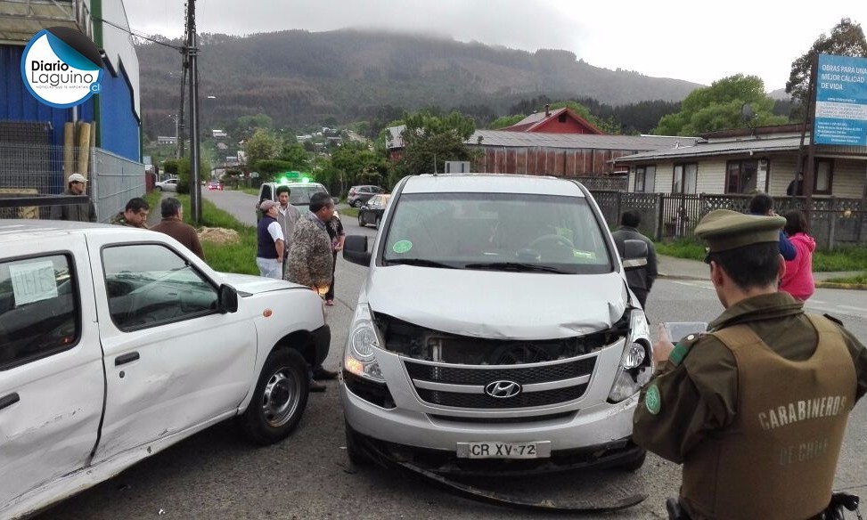 Furgón y camioneta colisionaron en Los Lagos