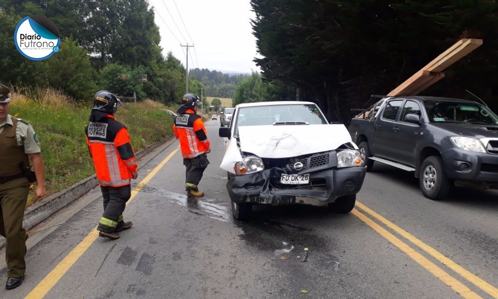 Dos vehículos colisionaron por alcance en la salida de Futrono